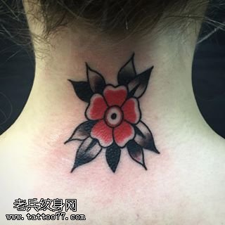 脖子上的小花纹身图案