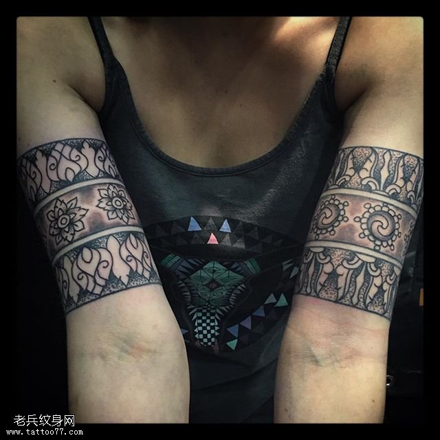 大臂经典臂环纹身图案