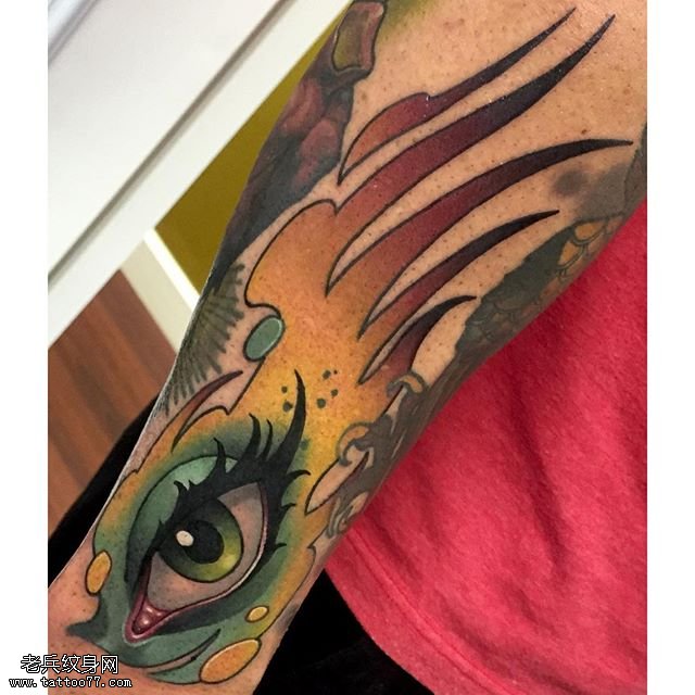 手腕彩色的眼睛纹身图案