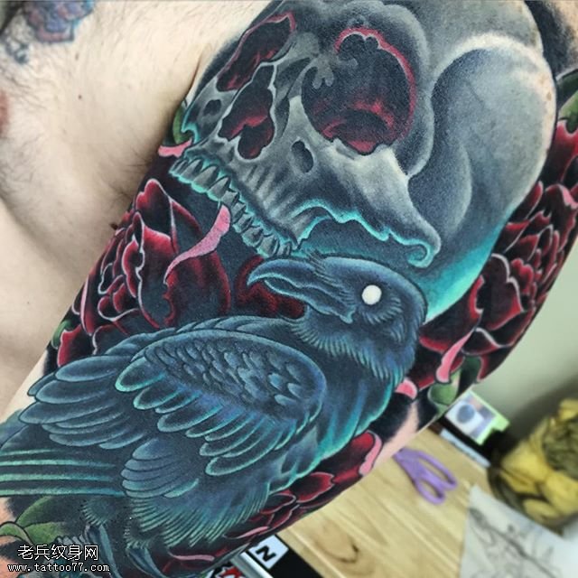 大臂的乌鸦骷髅纹身图案