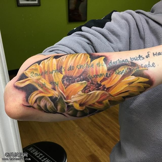 手臂彩绘的太阳花纹身图案