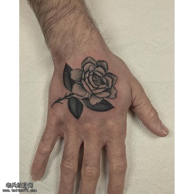 手背荆棘玫瑰纹身图案