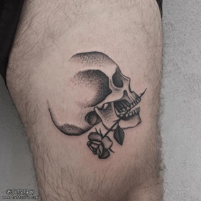 大腿点刺骷髅玫瑰纹身图案