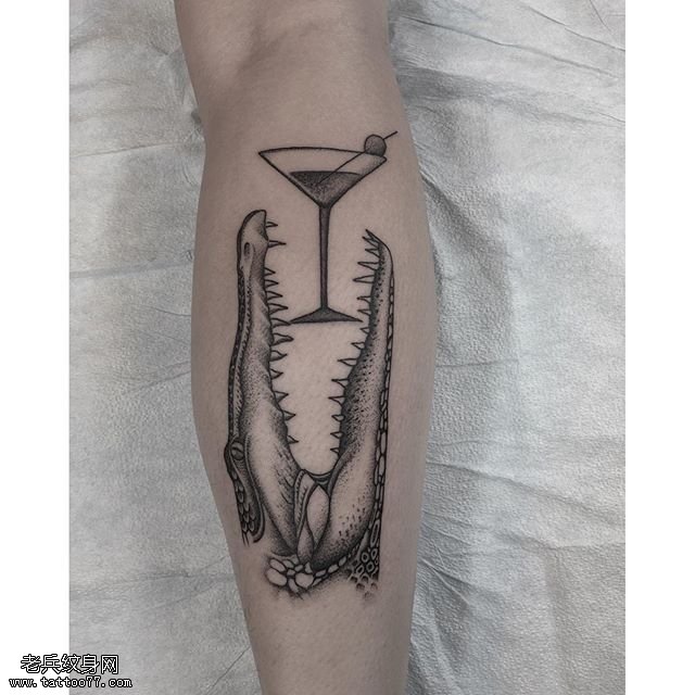 手臂点刺鳄鱼酒杯纹身图案