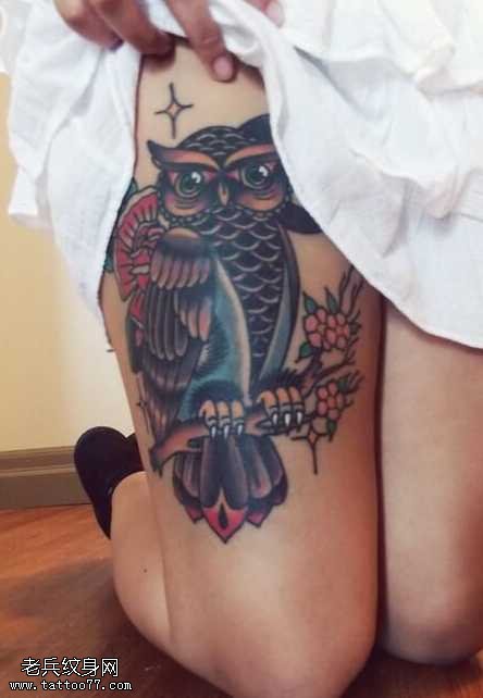 腿部猫头鹰纹身图案