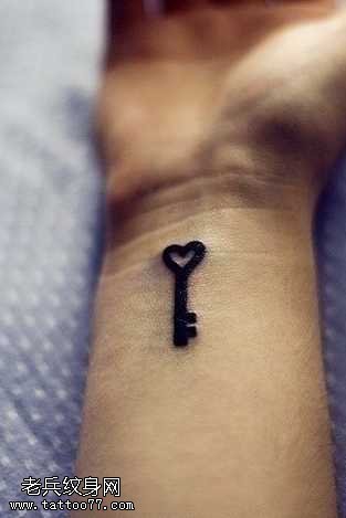 手腕漂亮的爱心钥匙纹身图案