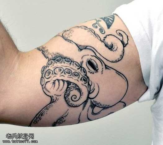 手臂一只霸气的章鱼纹身图案