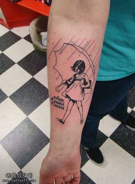 手臂撑着雨伞的女孩纹身图案