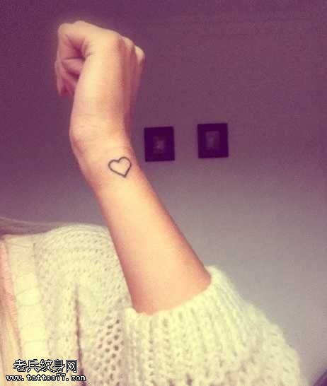 手臂小小的爱心纹身图案