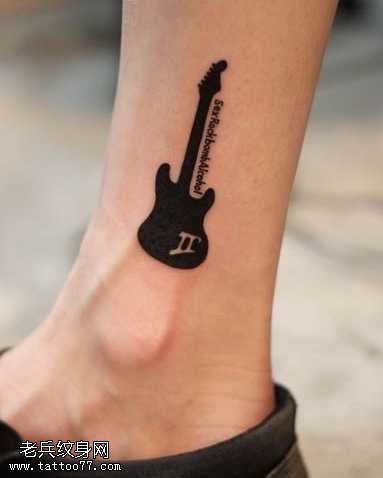 腿部吉他纹身图案