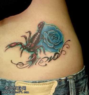 腰部彩色蝎子玫瑰纹身图案