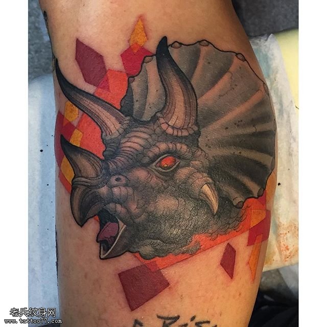 小腿部彩绘的犀牛纹身图案