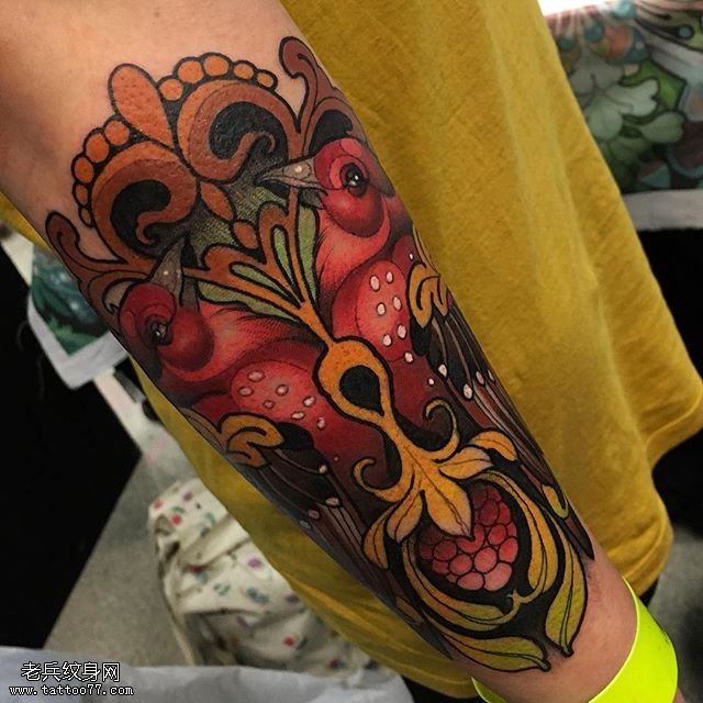 手臂彩绘的花卉鸟纹身图案