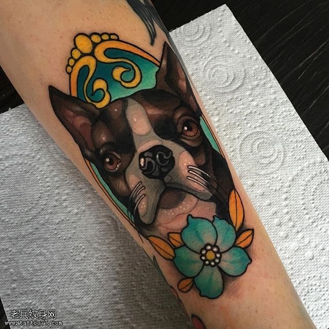 手臂可爱的狗狗小花纹身图案