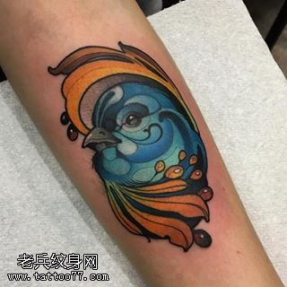 手臂精美彩绘的鸟儿纹身图案