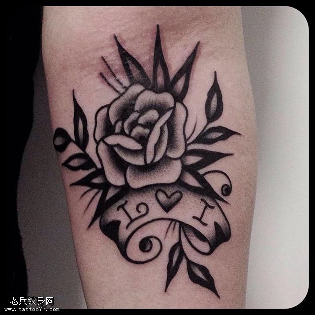 手臂经典点刺的玫瑰纹身图案