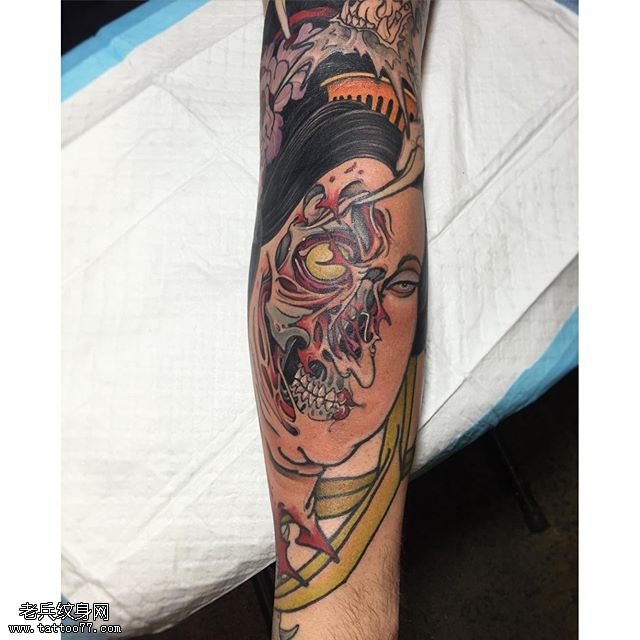 手臂虐心的半边脸纹身图案