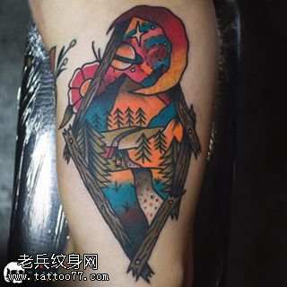 腿部的抽象图纹身图案