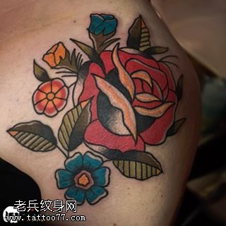 膝盖上的小玫瑰纹身图案