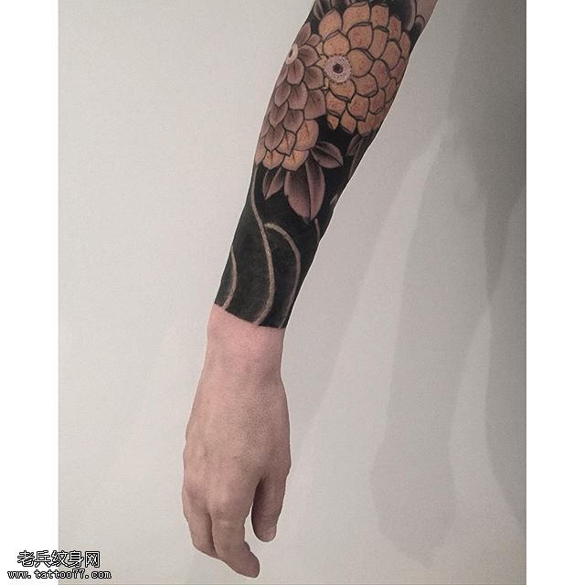 手臂传统点刺花卉纹身图案