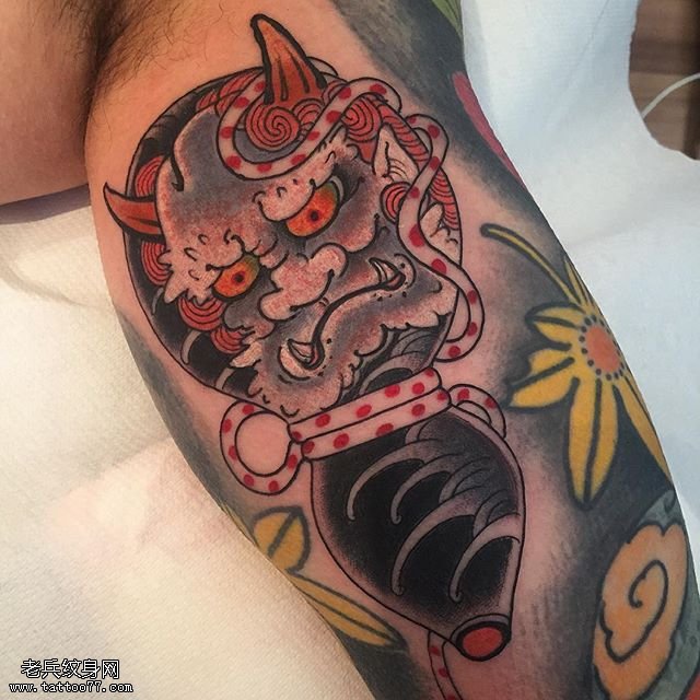 大臂的老般若面具纹身图案