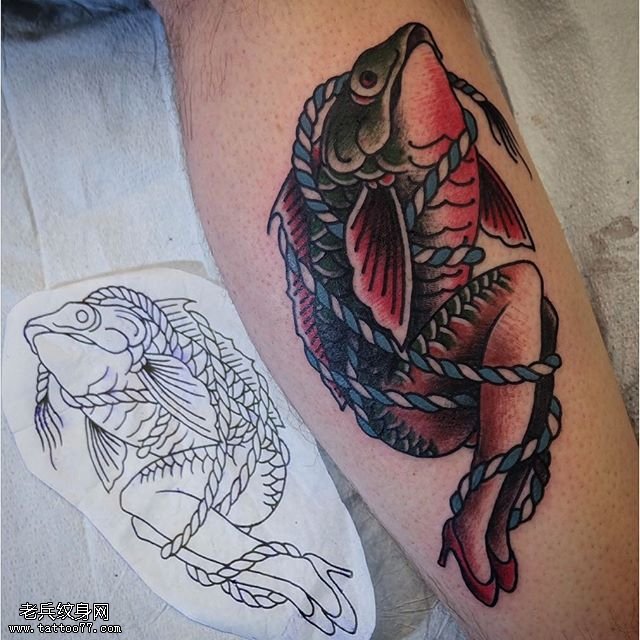 大臂被绑的人鱼纹身图案