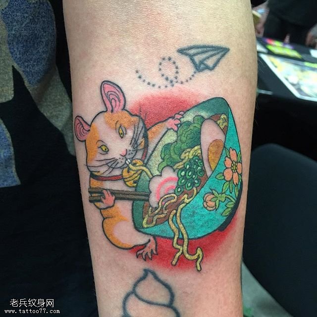 彩绘吃面的老鼠纹身图案