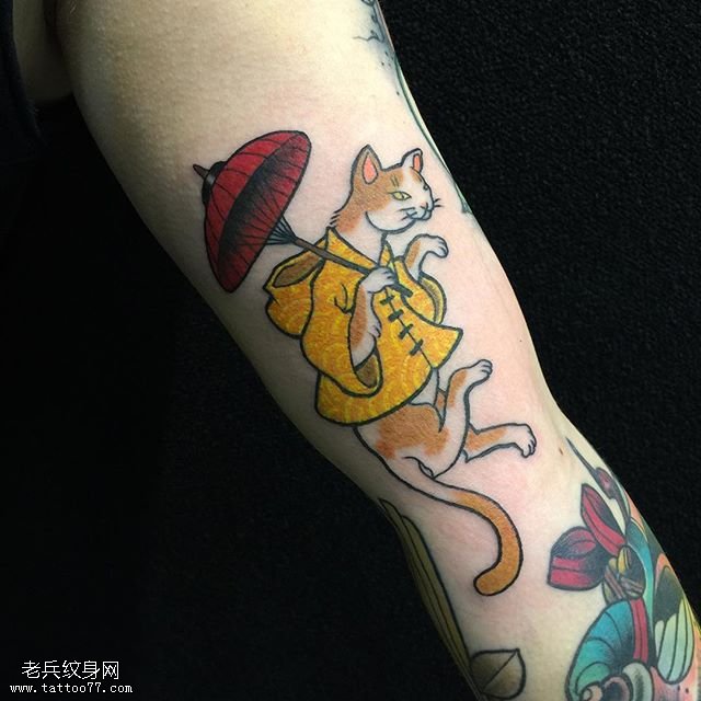 手臂妖娆的猫纹身图案