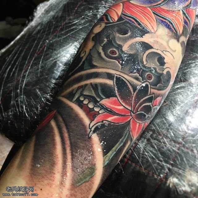 手臂黑灰石狮子纹身图案