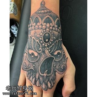 手背上的骷髅面具纹身图案