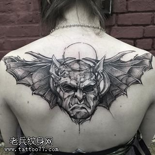 背部的经典蝙蝠侠纹身图案