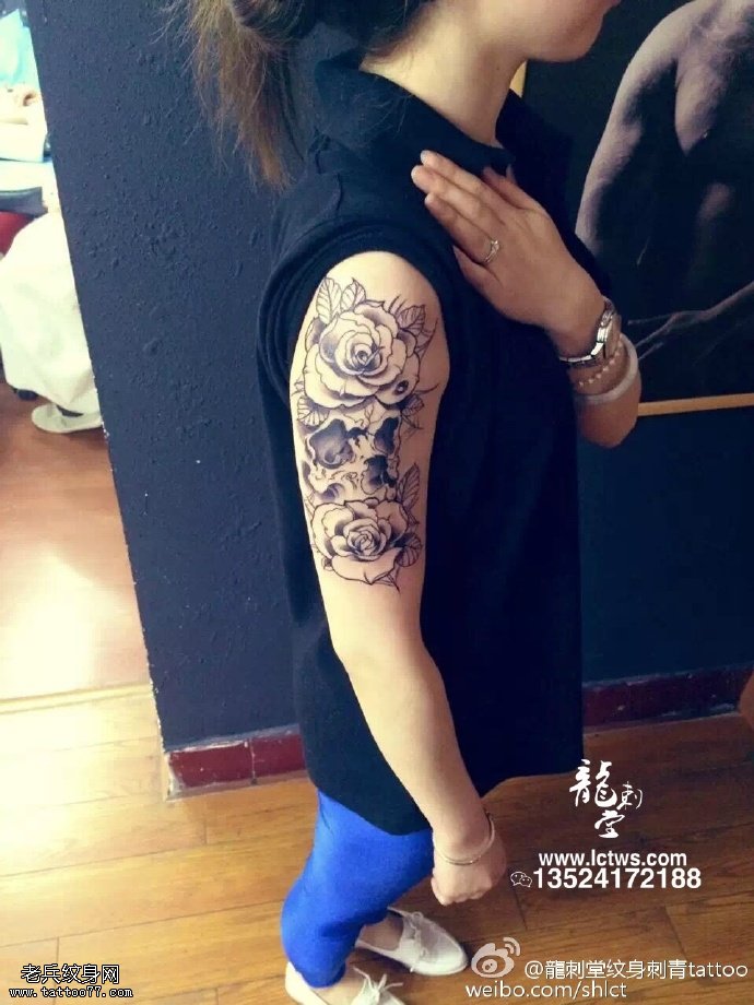 大臂点刺玫瑰纹身图案