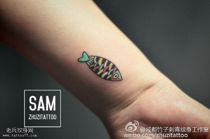 手腕上彩绘小鱼纹身图案