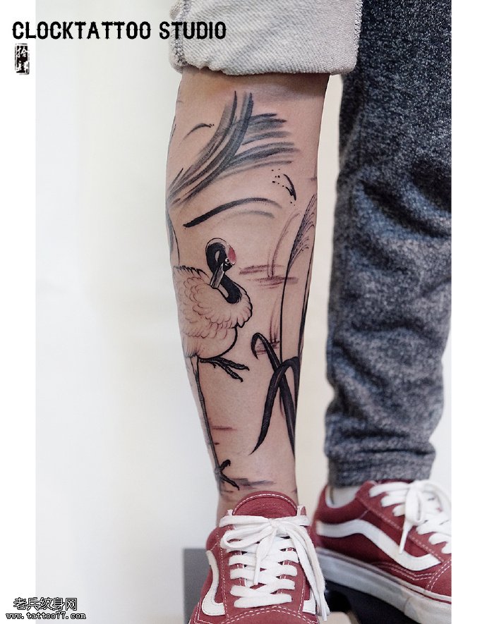 小腿水墨的仙鹤纹身图案