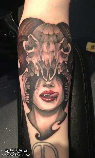 手臂羊头美女纹身图案