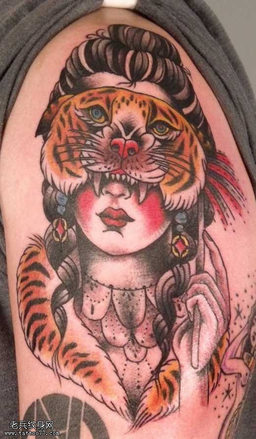 手臂老虎美女纹身图案