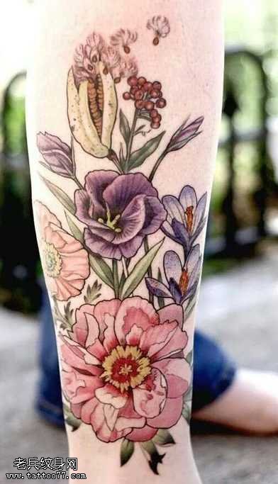 腿部漂亮的花朵纹身图案
