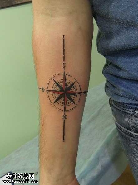 手臂漂亮的指南针纹身图案