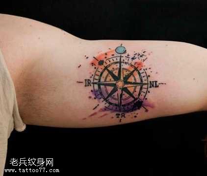 手臂漂亮的指南针纹身图案