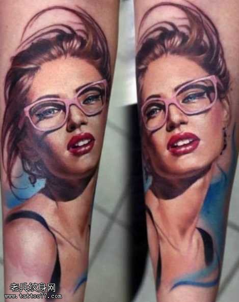 手臂时尚的美女纹身图案