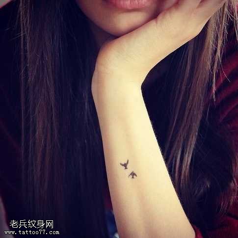 手臂小小的鸟儿纹身图案
