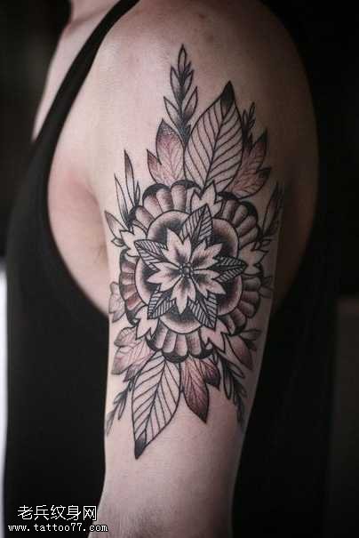 手臂抽象的花朵纹身图案