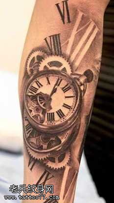 手臂逼真的怀表纹身图案