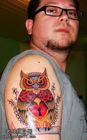 手臂漂亮大气的猫头鹰纹身图案