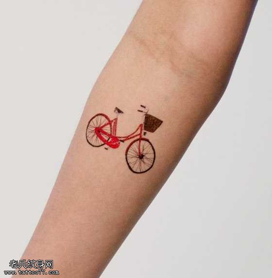 手臂漂亮的自行车纹身