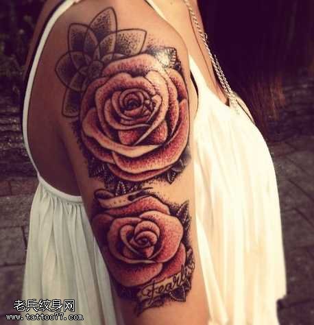 手臂漂亮的玫瑰纹身图案