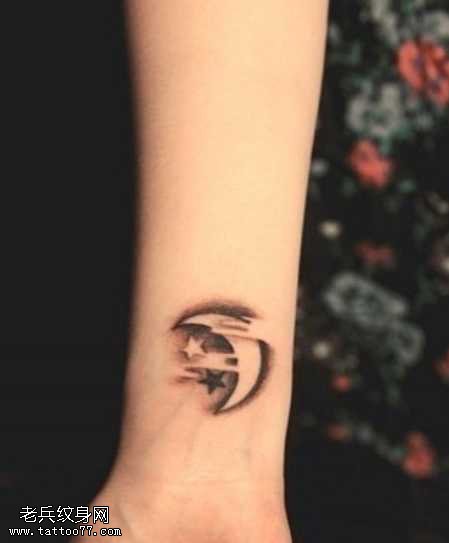 手臂月亮星星纹身图案