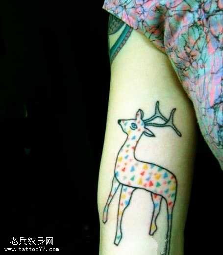 手臂彩色卡通小鹿可爱纹身图案