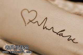 手腕漂亮的心电图纹身图案