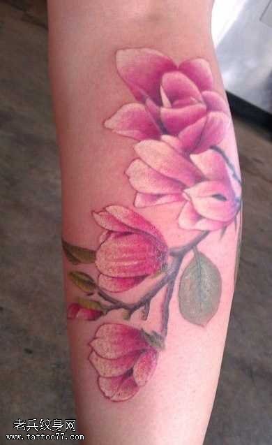 手臂漂亮的花朵纹身图案
